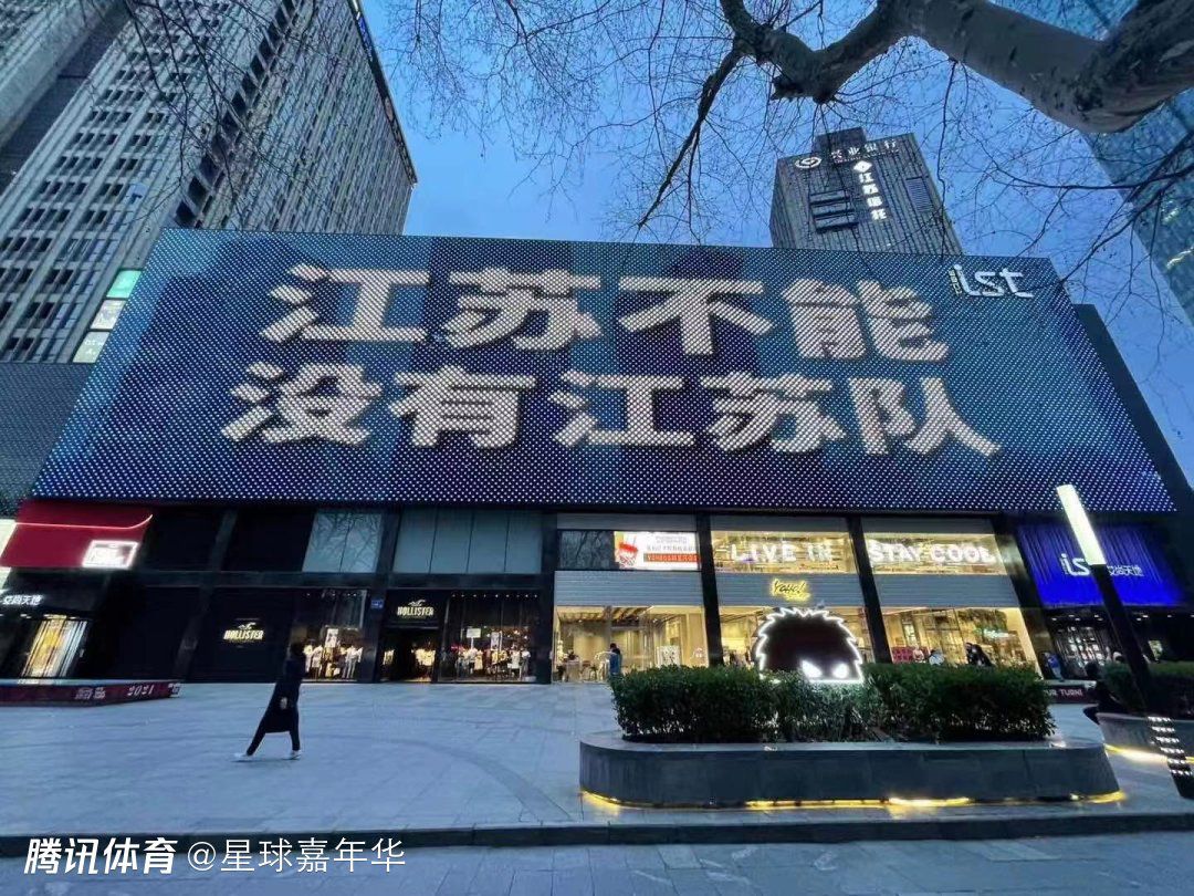 讲述了因迟到、打电话、流泪等100多个行为而被班主任催眠自杀的36名学生的故事